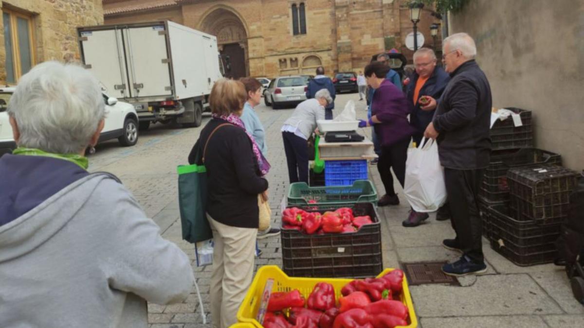 Vecinos y visitantes aprovecharon el mercado del jueves para la compra de pimientos. | E. P.