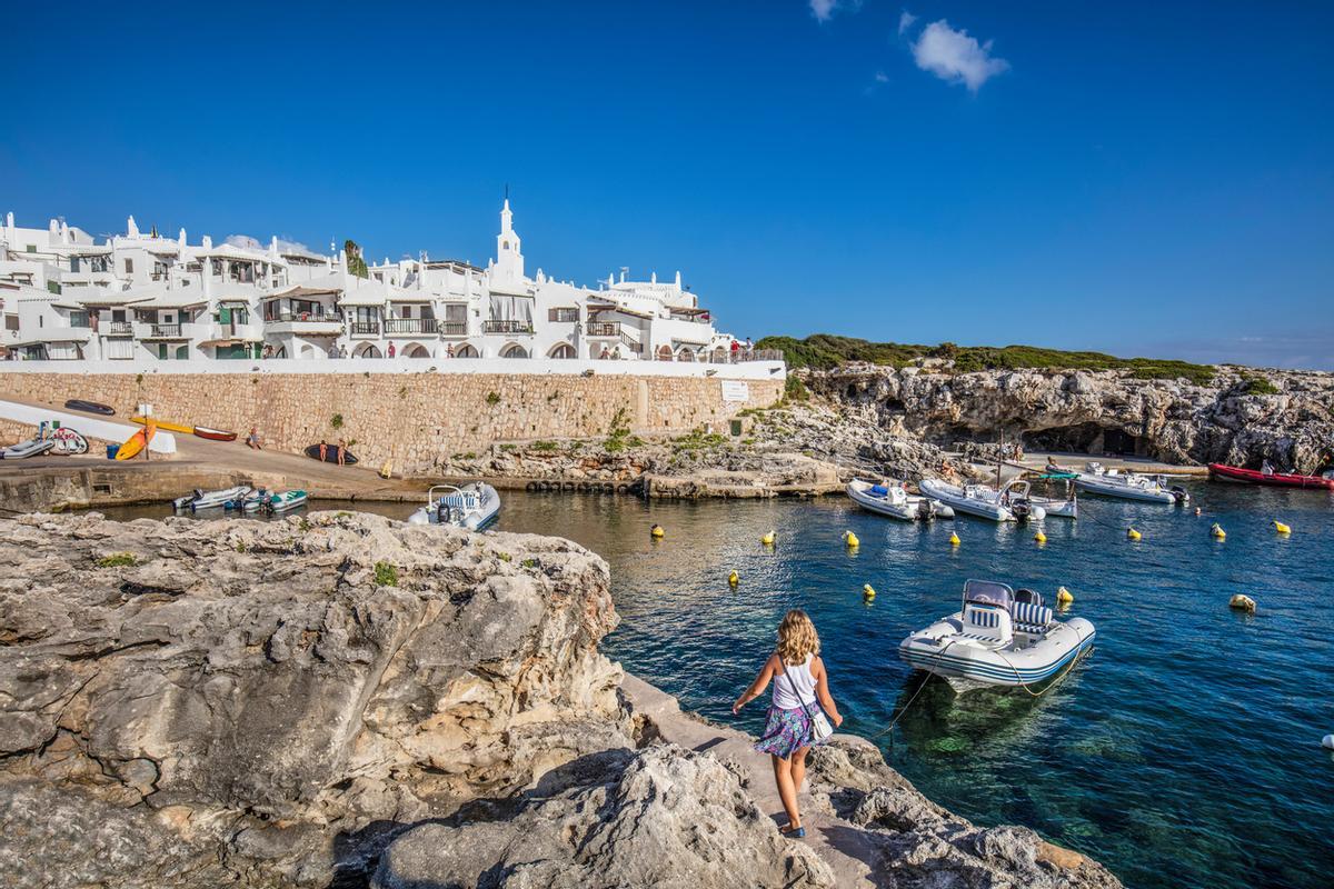 A escasos kilómetros del pueblo está Binibequer Vell, una de las grandes joyas de Menorca.