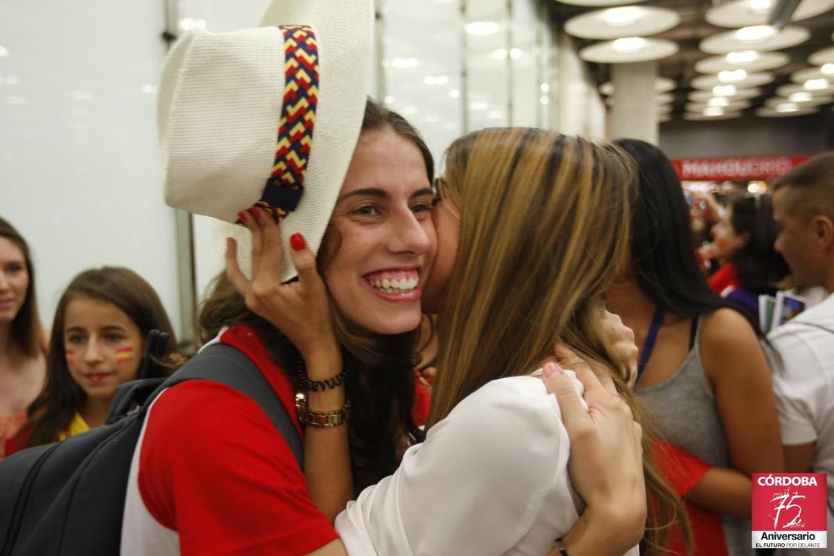 Recibimiento a Lourdes Mohedano en el aeropuerto de Madrid