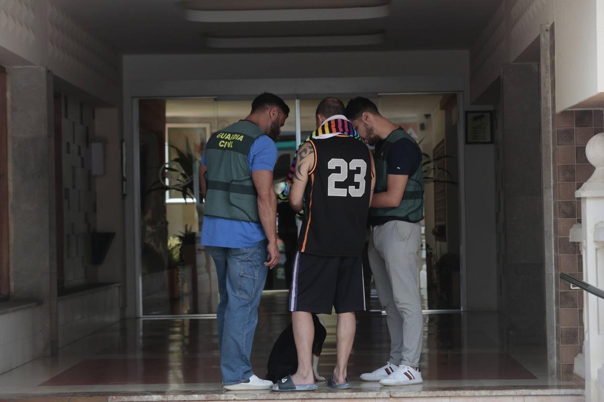 FOTOS | Mueren dos personas en un incendio en un bloque de viviendas de Magaluf FOTOS | Mueren dos personas en un incendio en un bloque de viviendas de Magaluf