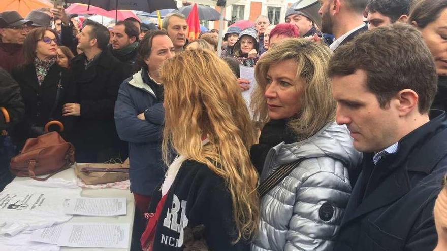 La madre de Diana, en el centro, junto a su hija Valeria y el portavoz del PP en el Congreso, Pablo Casado. // E.P.