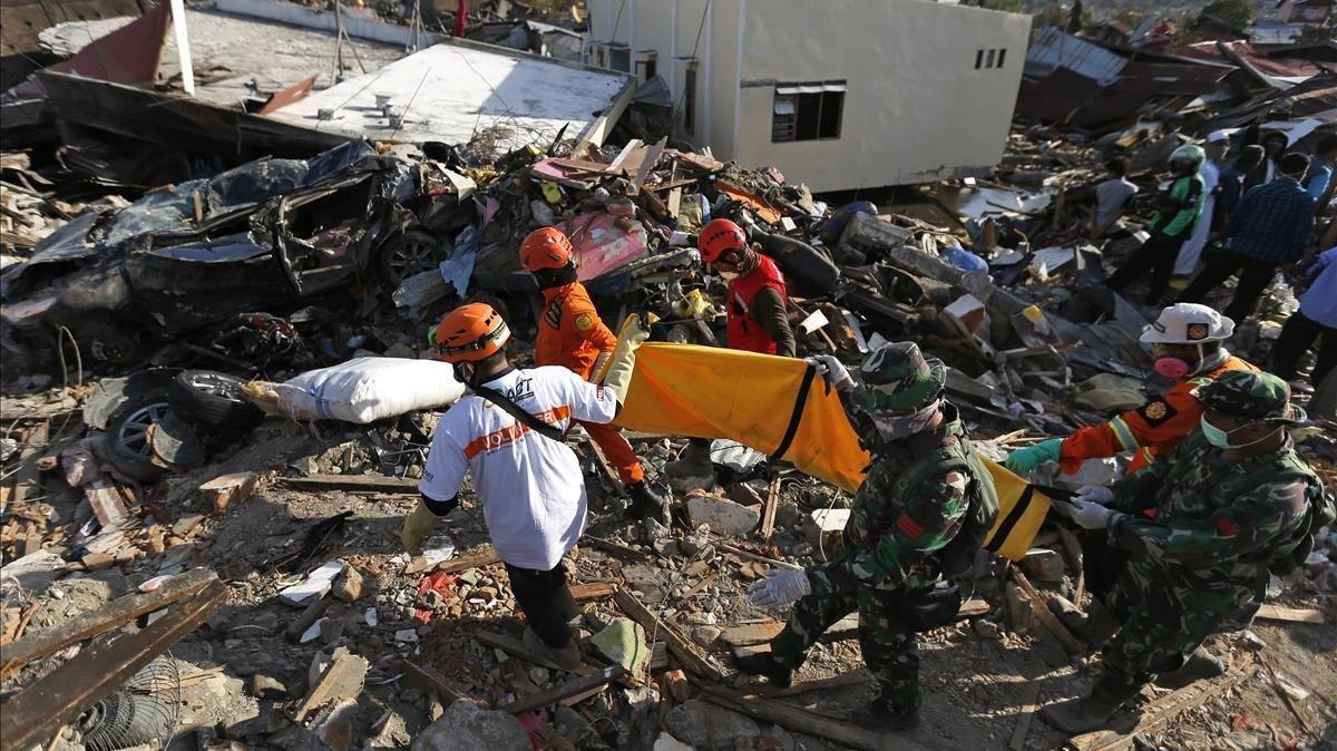 zentauroepp45389756 rescuers remove the remains of an earthquake victim from the181008132551