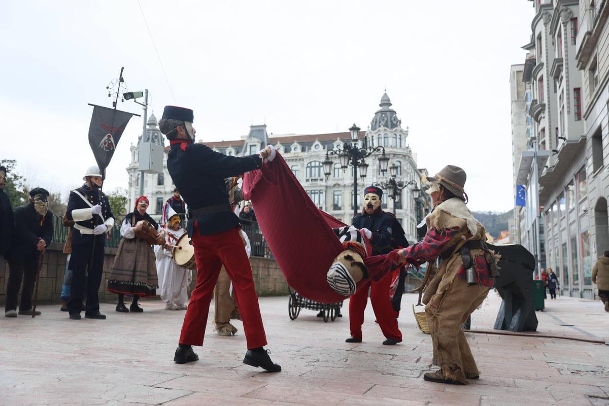El pasacalles de los Mazcaritos por las calles de Oviedo