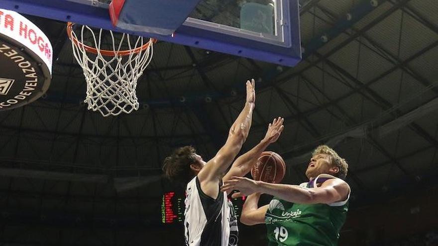 Kuzminskas, ante el Joventut, en el Martín Carpena.