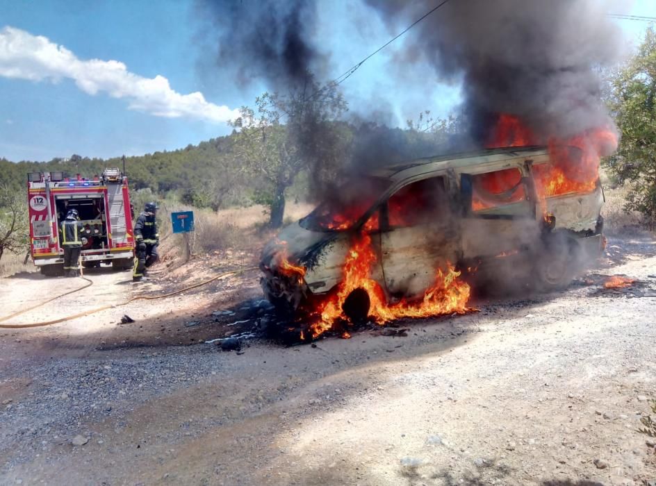 Arde una furgoneta en la carretera del Port de Sant Miquel