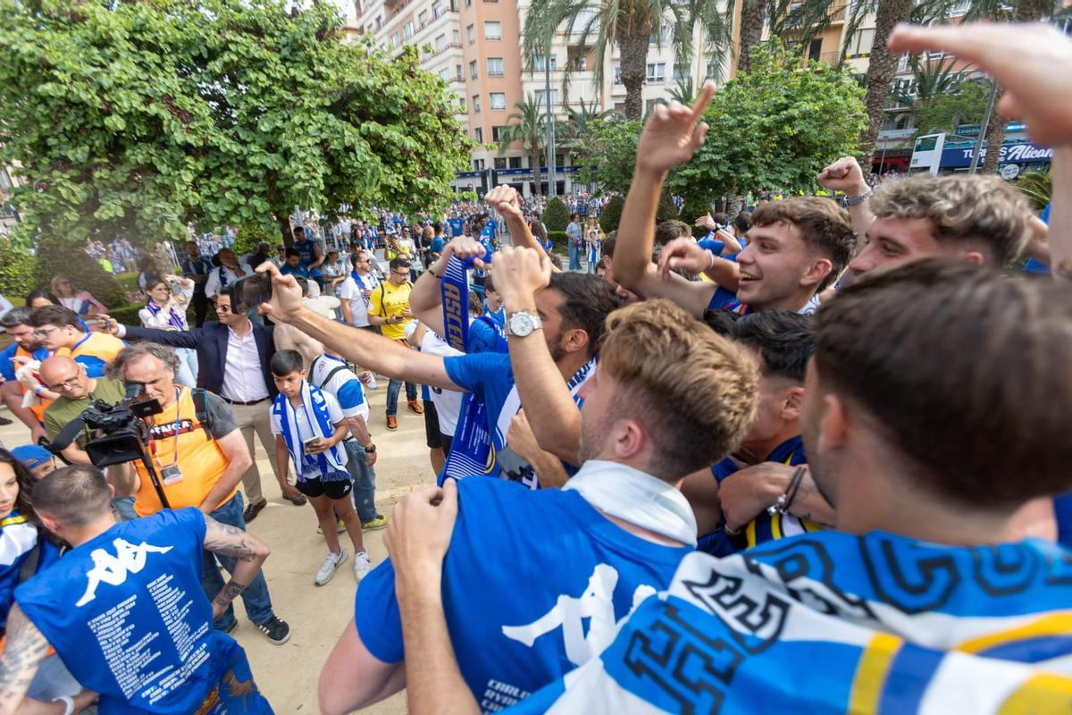 Luceros se viste de blanquiazul catorce años después