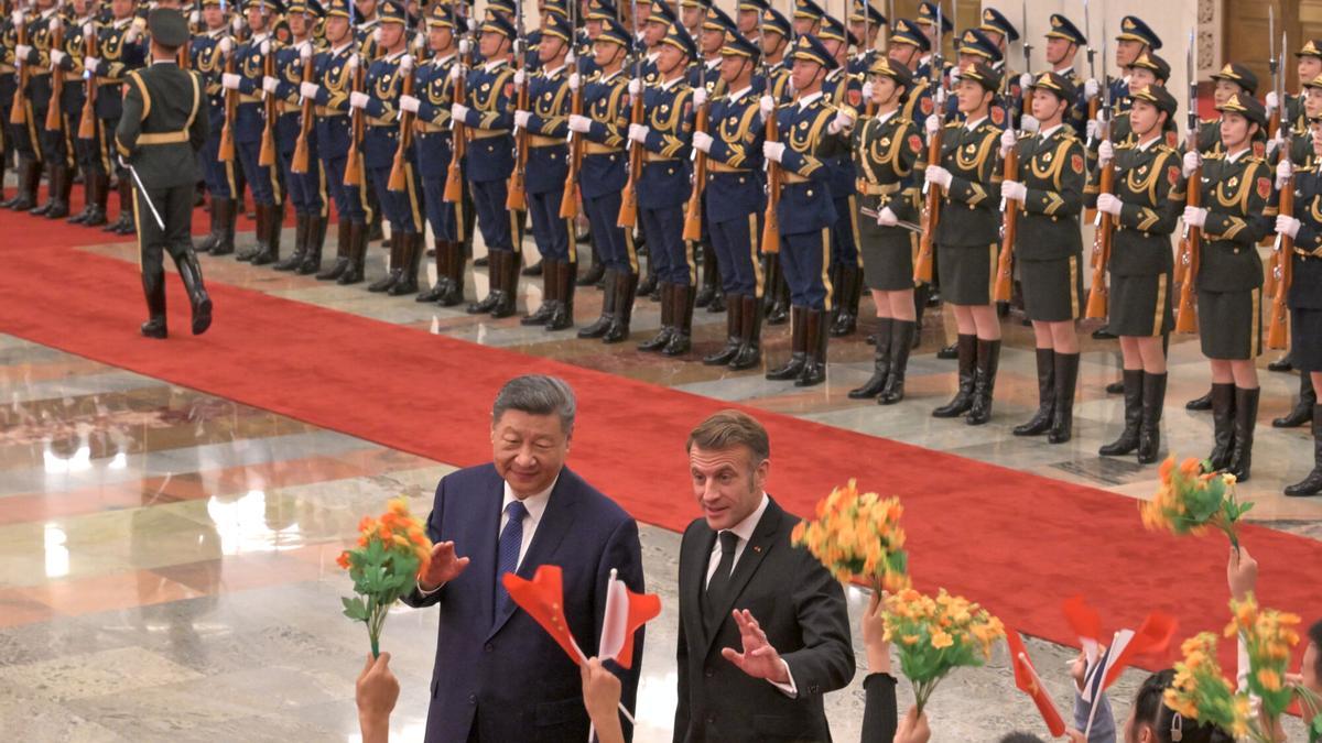 El presidente chino, Xi Jinping, y el francés, Emmanuel Macron, durante la ceremonia de bienvenida del segundo, este jueves en Pekín.