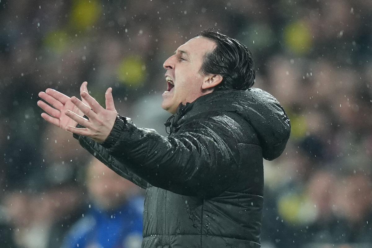 Unai Emery gesticula desde la banda durante el partido entre Aston Villa y Fenerbahce.