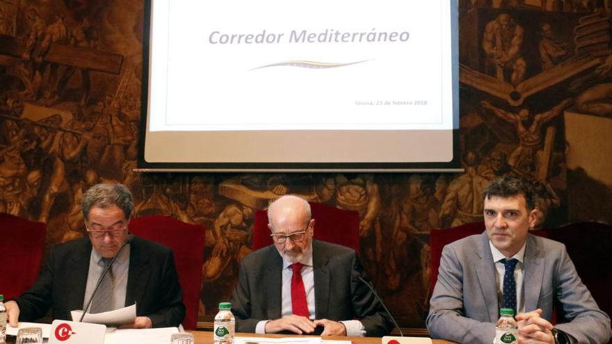 El coordinador del corredor mediterrani, Juan Barios, amb el president de la Cambra de Comerç de Girona, Domènec Espadalé, i el president del Cercle d&#039;Infraestructures, Pere Macias