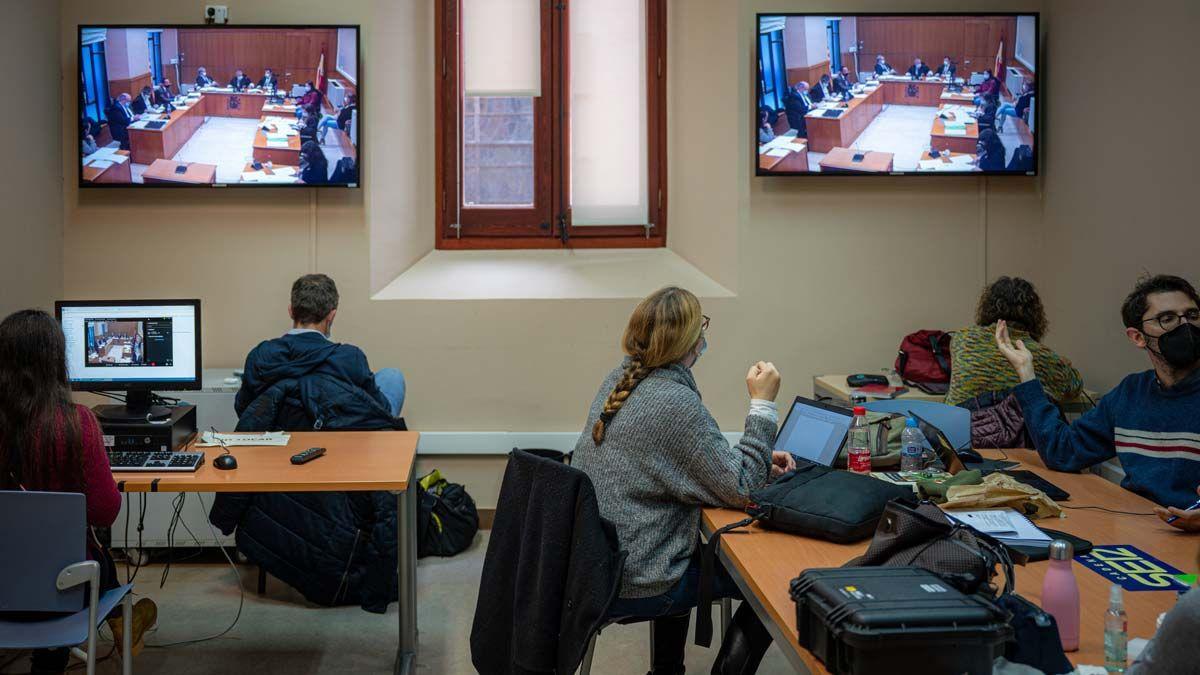 Imagen de la sala de prensa de la Audiencia de Barcelona durante el juicio contra los tres procesados por la triple violación de Sant Boi de Llobregat.