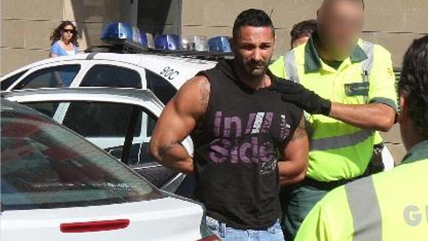 El acusado de matar al agente de Tráfico, ayer, a su llegada al juzgado de Alzira.
