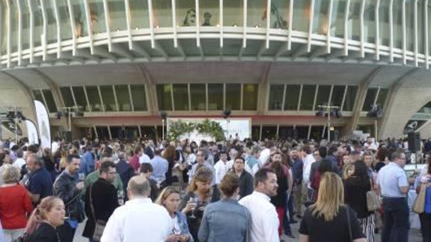 El exterior de Les Arts se llenó de invitados.