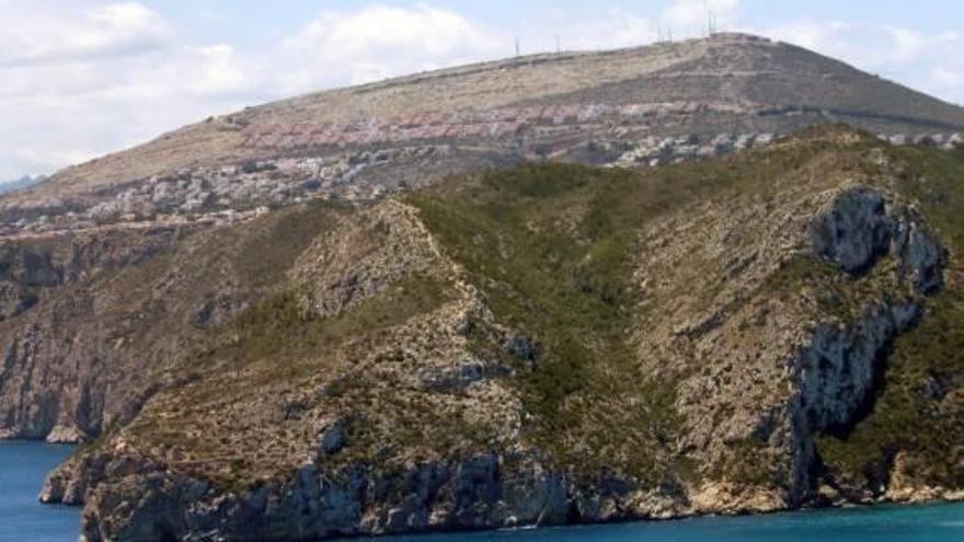 La cima del Puig de la Llorença, marcada por el fuego