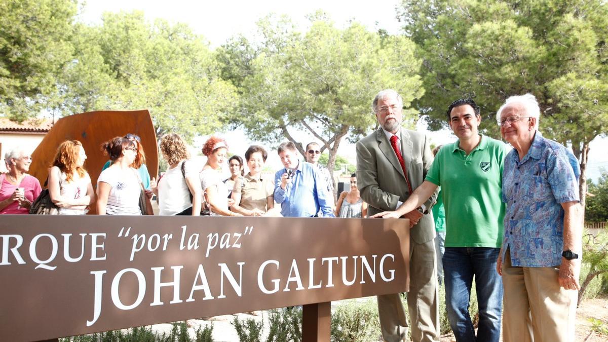 Johan Galtung junto al alcalde en el parque que lleva su nombre en l'Alfàs del Pi.
