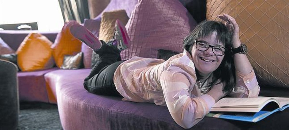 AMB LA SEVA NOVA FITA.Anna Vives, en un sofà del barceloní Hotel Casa Fuster, mirant el llibre que relata la seva experiència vital. AMB LA SEVA NOVA FITA.Anna Vives, en un sofà del barceloní Hotel Casa Fuster, mirant el llibre que relata la seva experiència vital.
