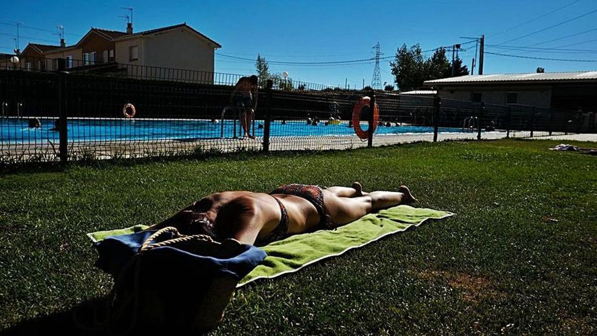 Una joven toma el sol en una piscina de la provincia