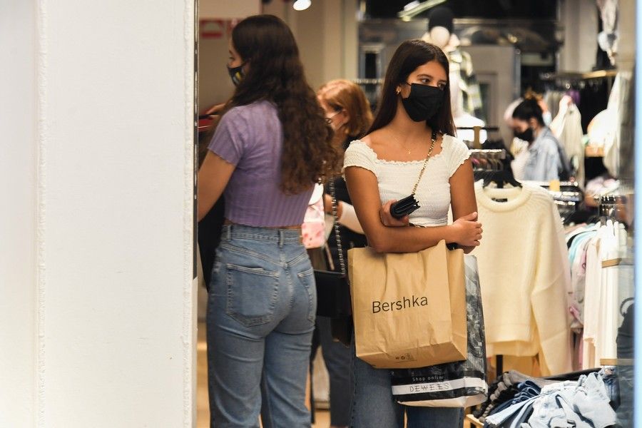 Comercios en la calle de Triana durante la campaña de Navidad y Reyes