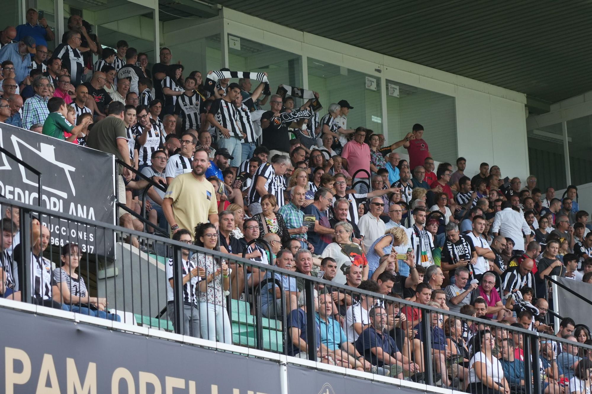 Galería: La afición albinegra disfruta en Castalia de la victoria del CD Castellón