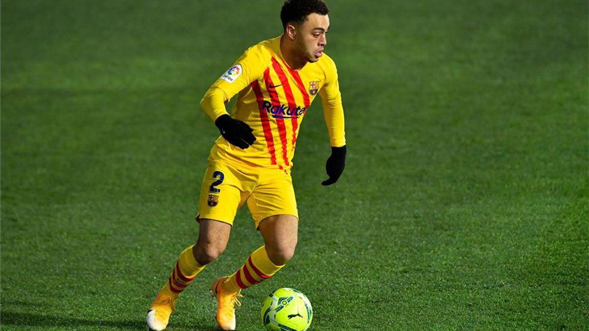 Sergiño Dest, durante un encuentro con el Barça.