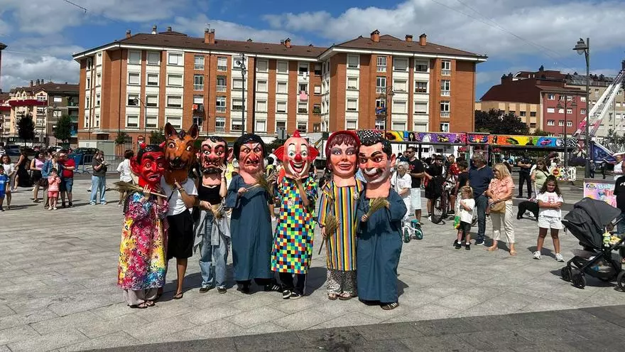 Los cabezudos y charangas animan las Fiestas de Santa Isabel de Lugones