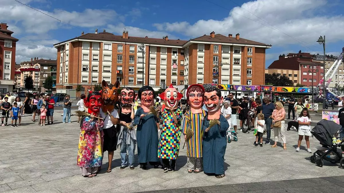 Los cabezudos y las charangas cumplen con la tradición de animar las calles de Lugones por Santa Isabel: “Sería una pena que esto se acabe”