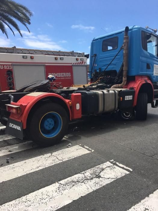 Sale ilesa tras quedar su moto bajo un camión