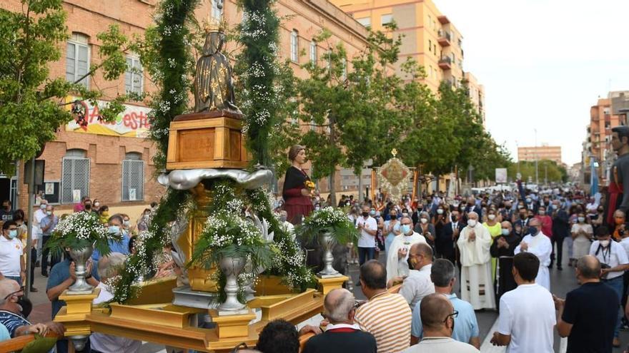 Vecinos, autoridades y clero recibieron a la patrona de Vila-real frente al convento y colegio de los Carmelitas.