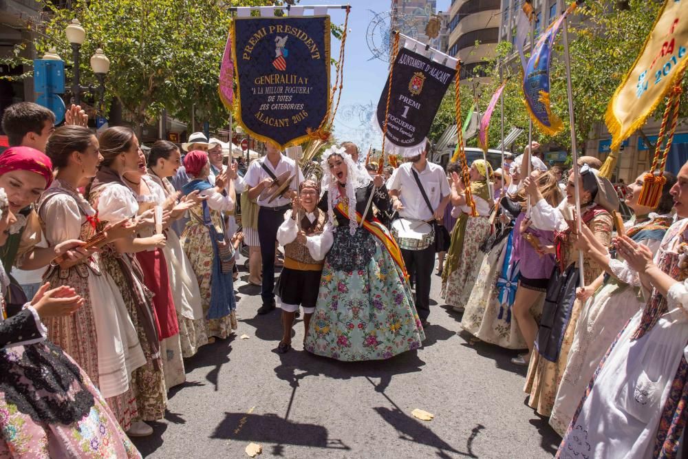 El Desfile de Entrega de Premios culmina con la entrega de más de 600 galardones a hogueras y barracas