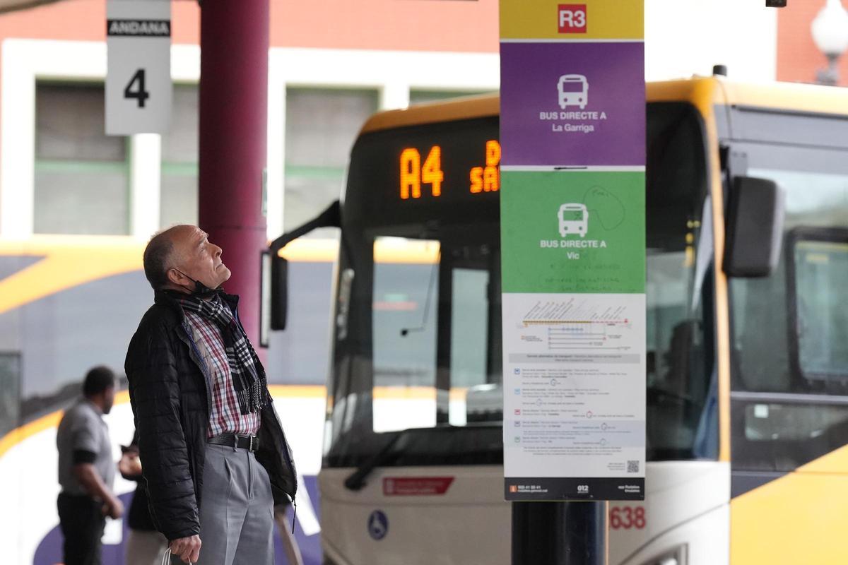 Una persona en la estación de autobuses Fabra i Puig en Barcelona.