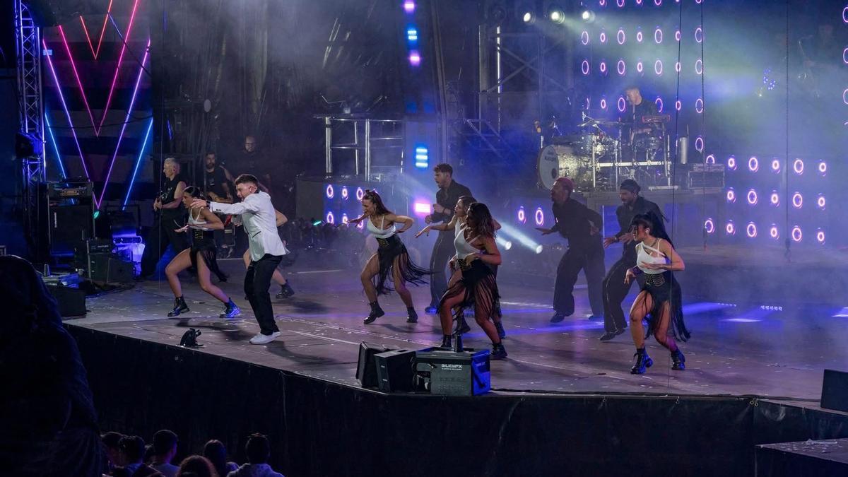 Algunos de los integrantes de la orquesta Panorama en el escenario.