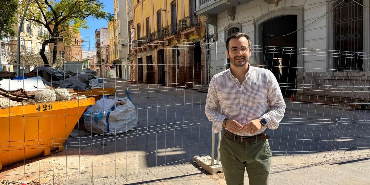 El portavoz del PP en la Vall d'Uixó, Herminio Serra, junto al ayuntamiento de la localidad, objeto de una reforma financianada en parte con fondos europeos.