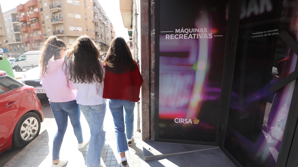 Varias menores pasan junto a un establecimiento de apuestas en Elche en imagen de archivo