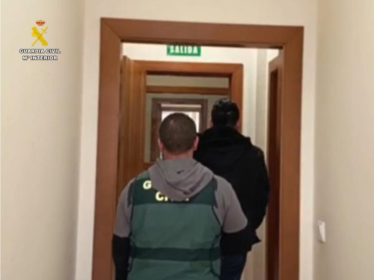 Traslado de uno de los detenidos a dependencias de la Guardia Civil en Torrevieja