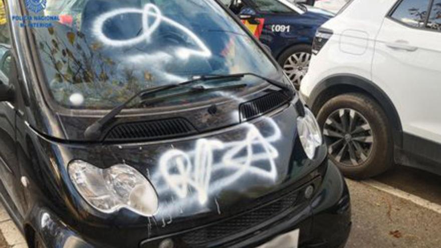 Pintadas en un coche en Eivissa. | POLICÍA NACIONAL