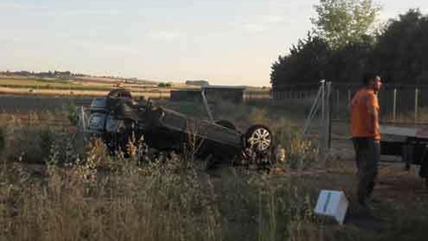 Coche del accidente de ayer volcado en la carretera de Moraleja.