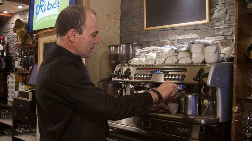 Un vecino disfruta de un café en un bar local.