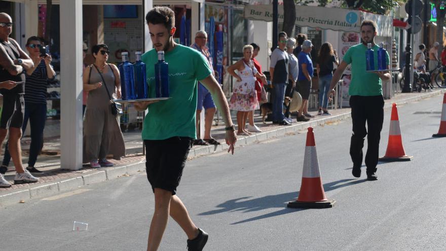 La carrera de camareros de Benicàssim llena de público la calle Santo Tomás