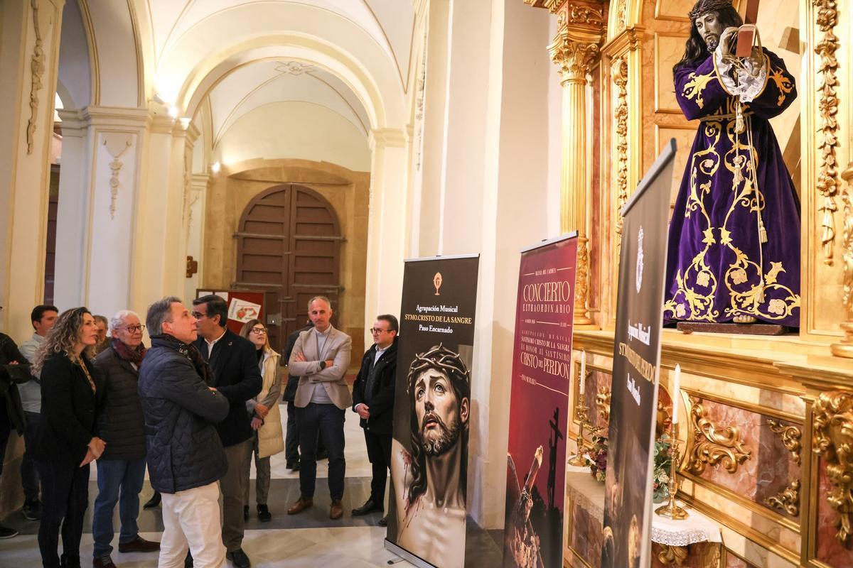 La presentación se llevaba a cabo a los pies del Smo. Cristo del Perdón.