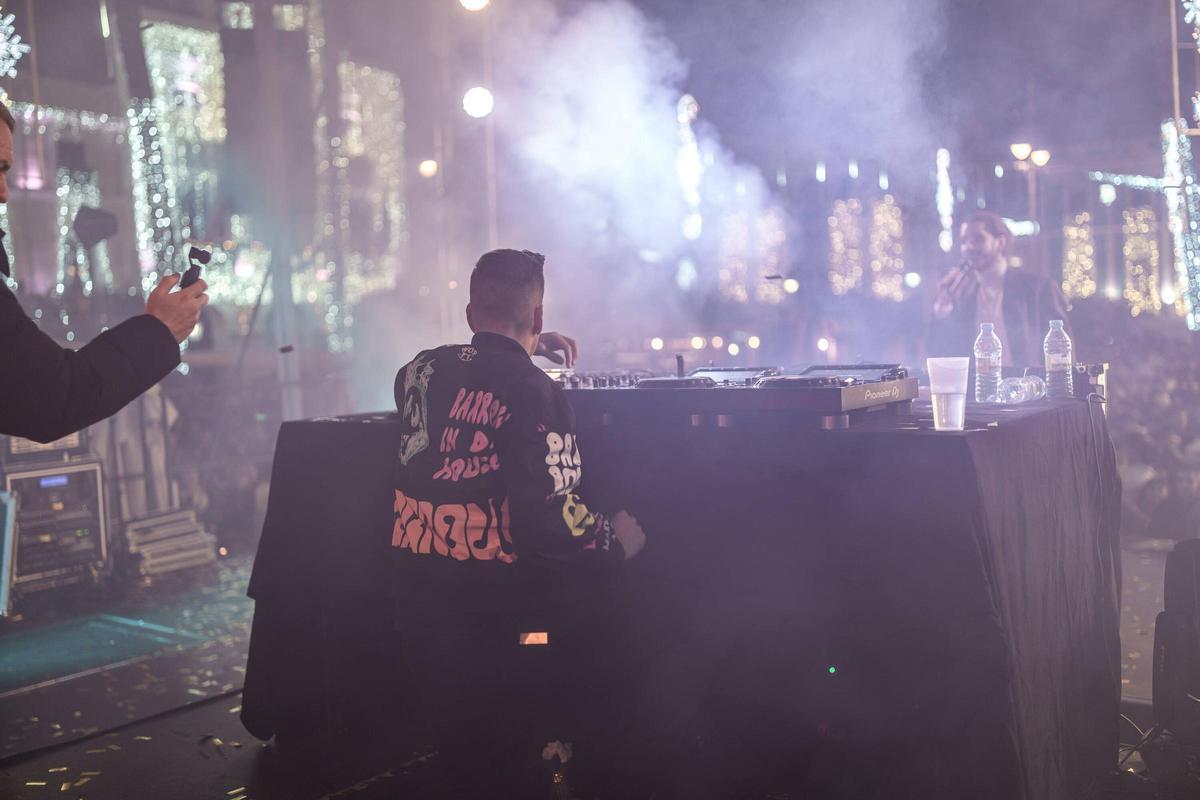 Miles de personas llenaron la plaza de España.