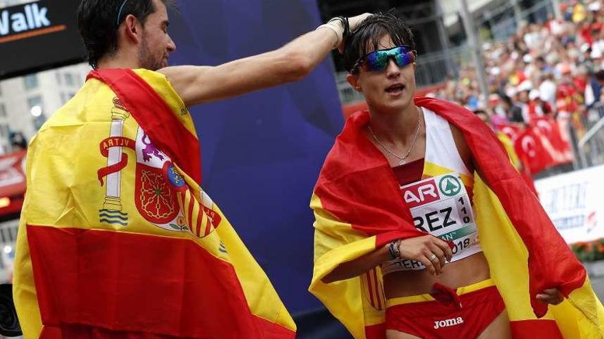 Álvaro Martín felicita a María Pérez por su medalla de oro. A la derecha, Diego García, en los últimos metros de la prueba.