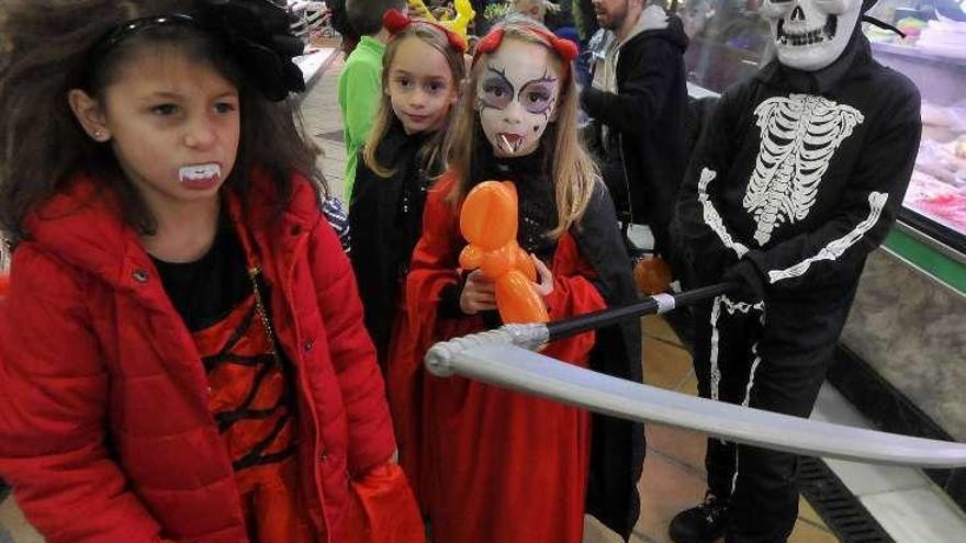 Pequeños disfrazados en la plaza de abastos de Mieres.