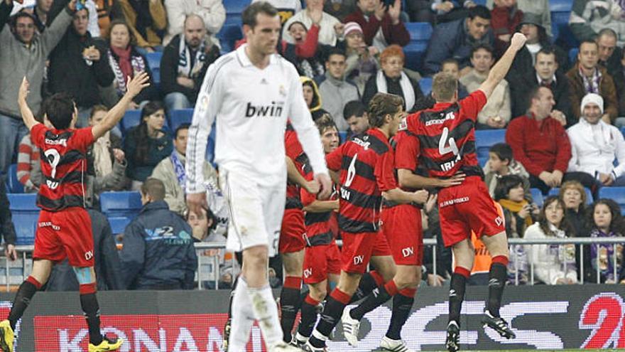 Metzelder, abatut, amb els jugadors bascos celebrant la proesa.