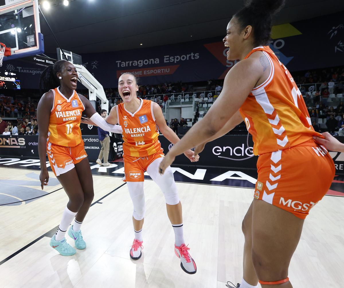 Raquel Carrera, junto a Awa Fam y Khaalia Hillsman celebrando el último título de la Copa de la Reina.
