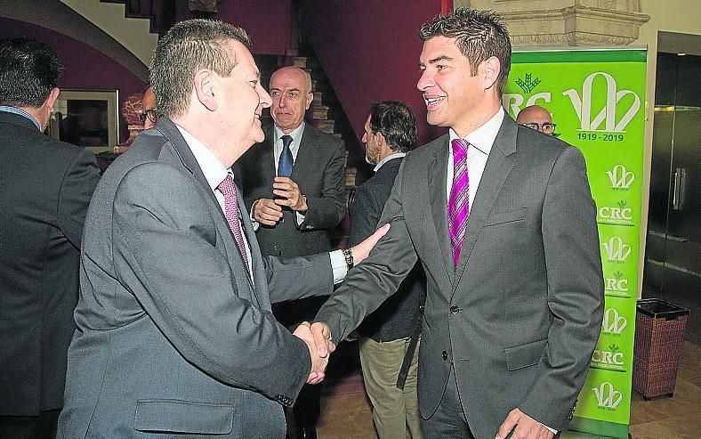 El diputado provincial de Agua, Francisco Sáez, junto al director general de Suma Gestión Tributaria, Manuel Bonilla, que también quisieron estar presentes en el acto, que reunió a cerca de 200 personas, entre empresarios, representantes sindicales y responsables de distintas administraciones públicas de la provincia y la Comunidad.