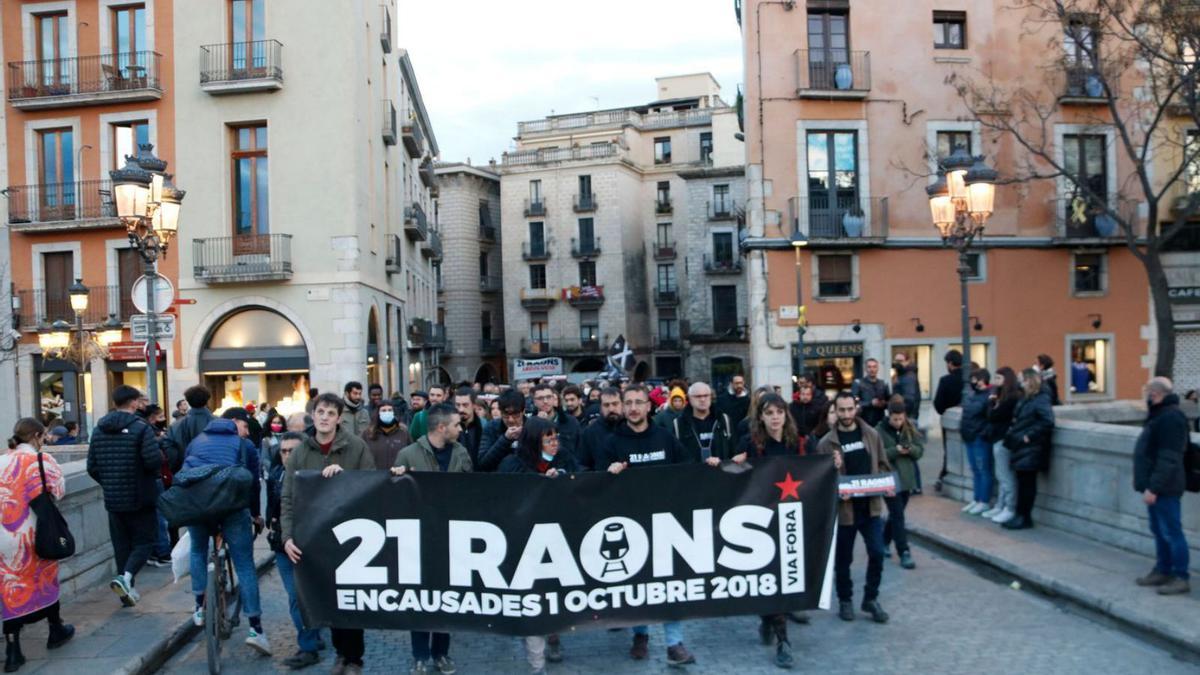Els manifestants, ahir, creuant el Pont de Pedra de Girona.  | GERARD VILÀ/ACN