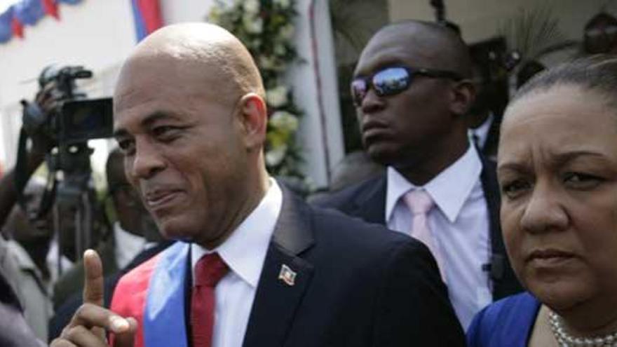 El presidente electo de Haití, Michel Martelly, en compañía de su esposa, Sophia Saint Remy, tras la ceremonia de investidura.