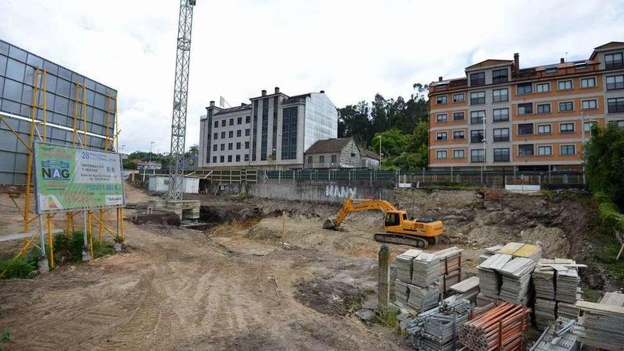 Una parcela junto al nudo de O Pino se prepara para acoger un edificio de 28 viviendas. // Gustavo Santos