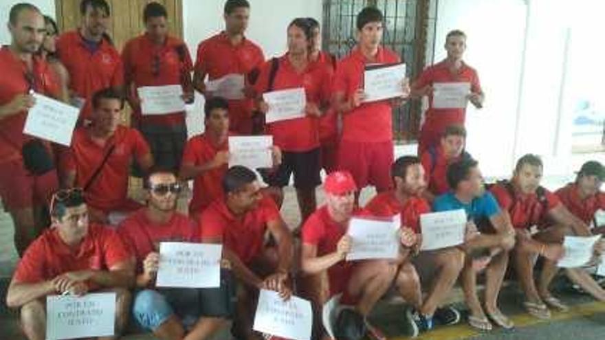 Los vigilantes de playa del término municipal nerjeño reclaman unas mejores condiciones laborales.