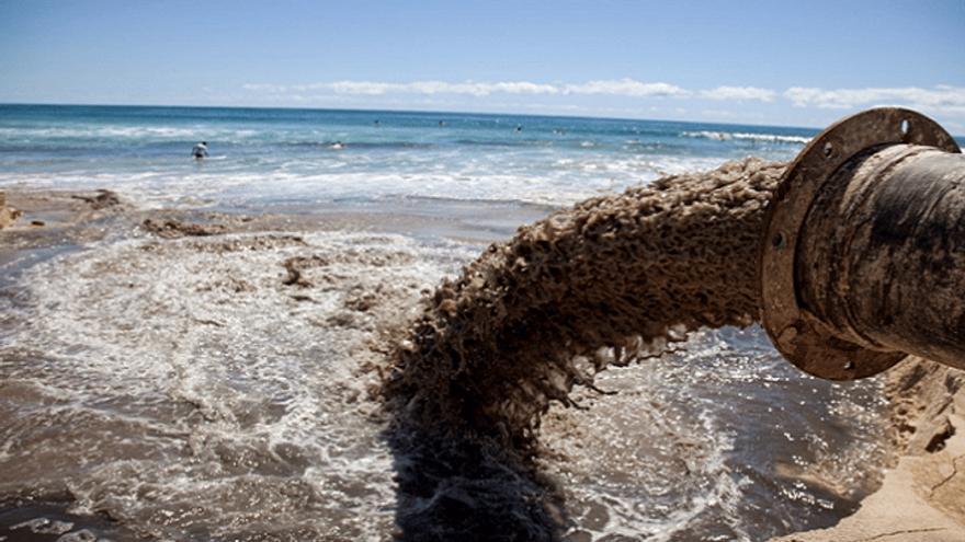 Alerta en Canarias: 100.000 litros de aguas residuales contaminan el mar diariamente