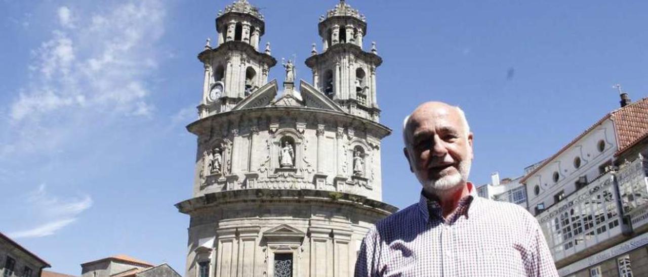 Carlos Godoy Casalderrey ante la iglesia de la Peregrina. // Santos Álvarez